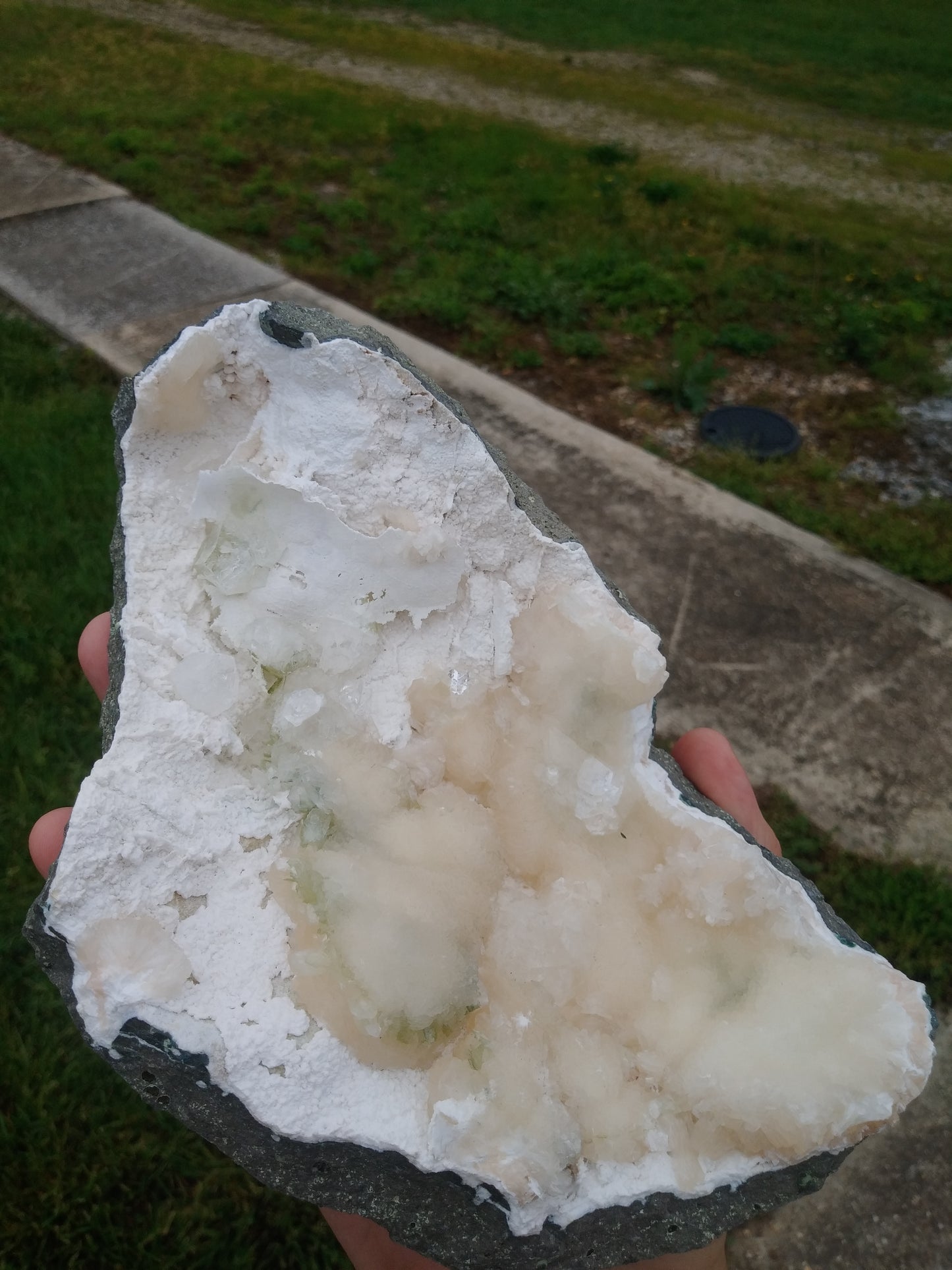 Fluorapophyllite, Stilbite, Quartz, Okenite, and (possibly) Heulandite