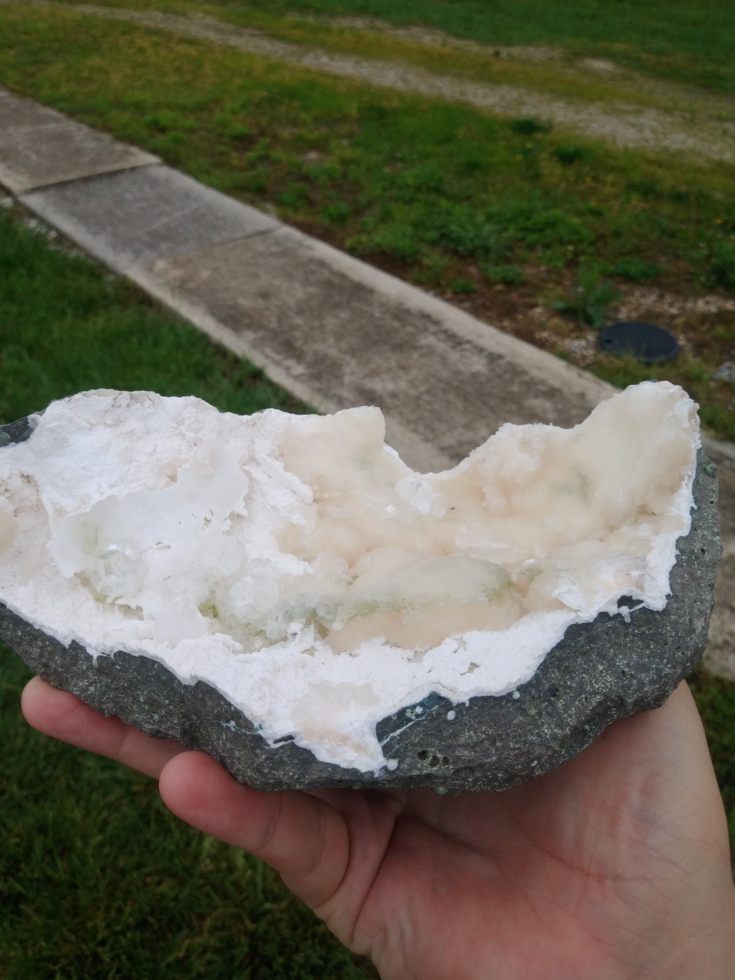 Fluorapophyllite, Stilbite, Quartz, Okenite, and (possibly) Heulandite