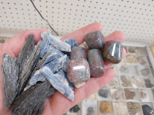 September 2023 Mineral of the Month Back Issue - Kyanite